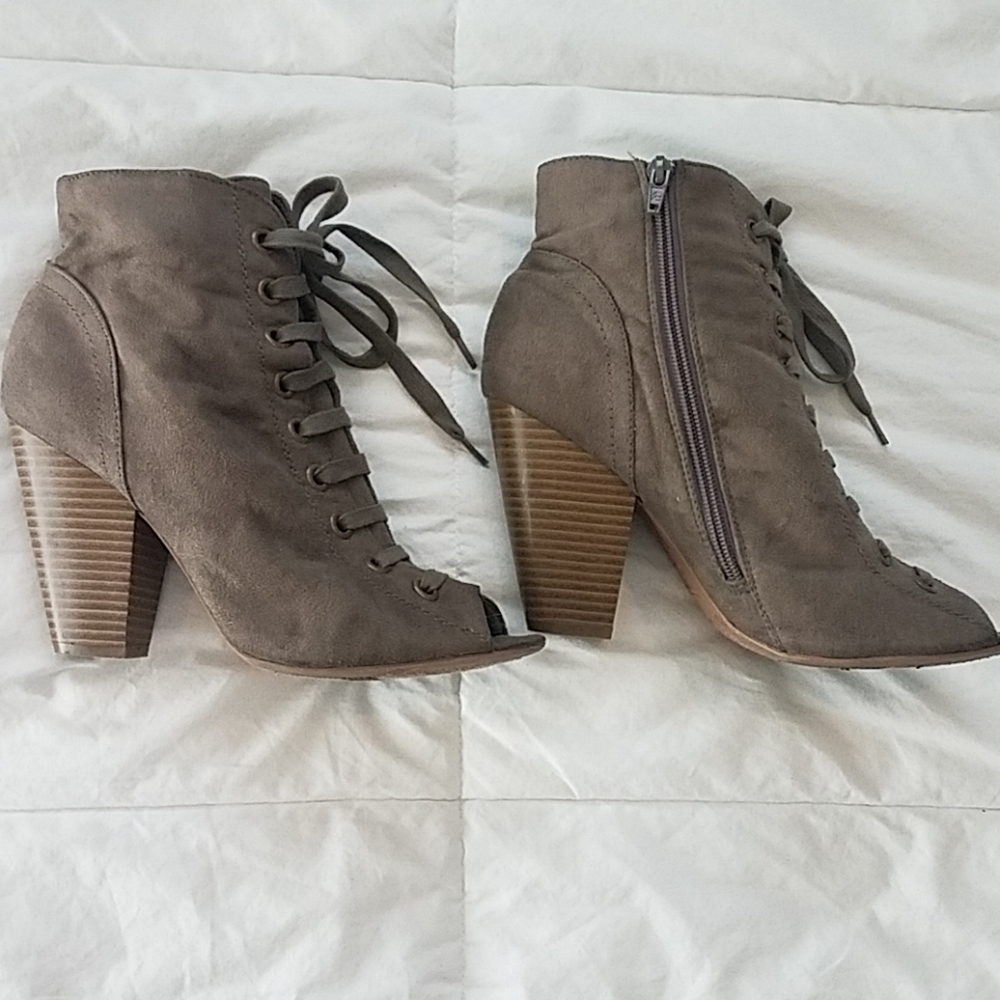 Fioni Tan laced ankle Boots 8.5